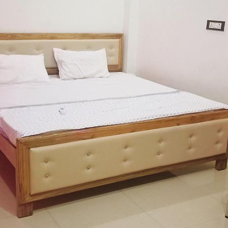 Maa Savitri Gest House Hotel Ayodhya Buitenkant foto